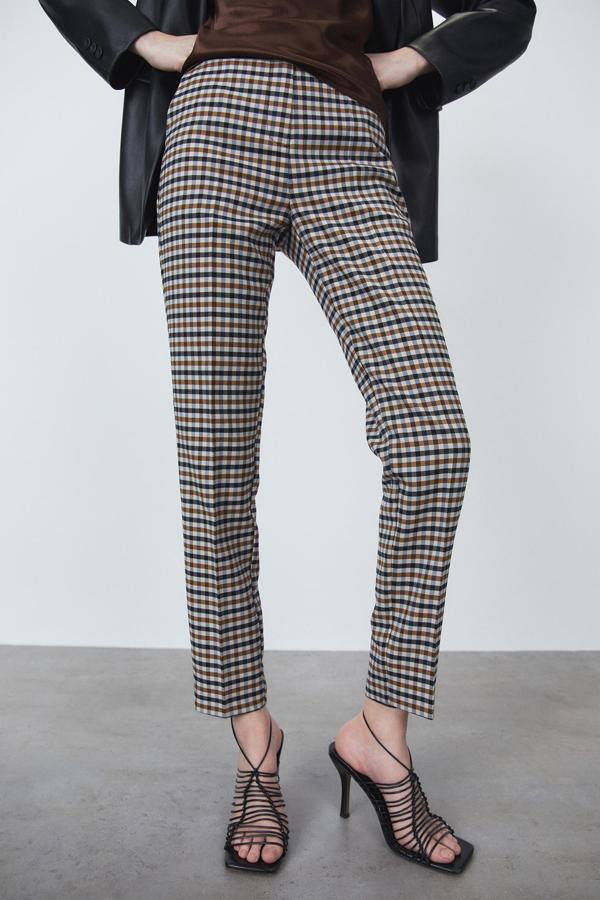 Estampado de cuadros en tono azules, negros y marrones para estos pantalones de perneras rectas que vienen con cierre frontal de doble corchete y cremallera y cuestan 19,99 euros. 