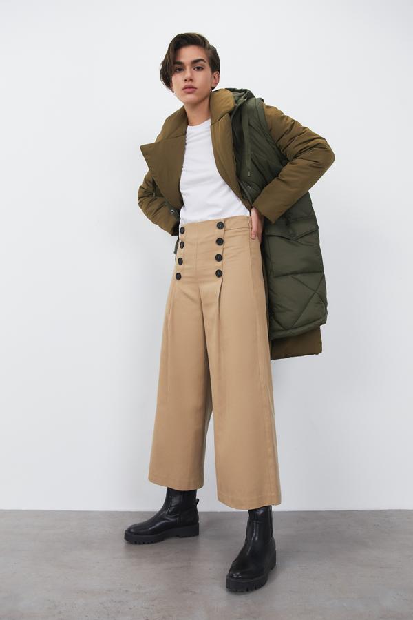 En color camel y diseño culotte, estos pantalones de Sfera con perneras rectas que quedan por encima del tobillo, vienen con un bonito detalle de botones decorativos en la cintura a contraste. Podemos comprarlos por 25,99 euros. 
