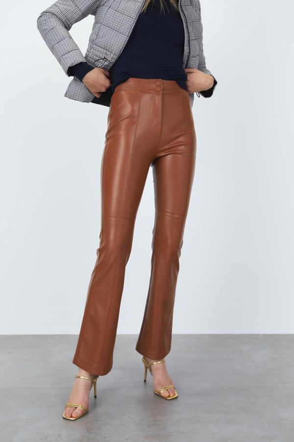 Disponible en marrón o en negro, estos pantalones de diseño ajustado en efecto piel y con bajos acampanados tienen un precio de 25,99 euros.