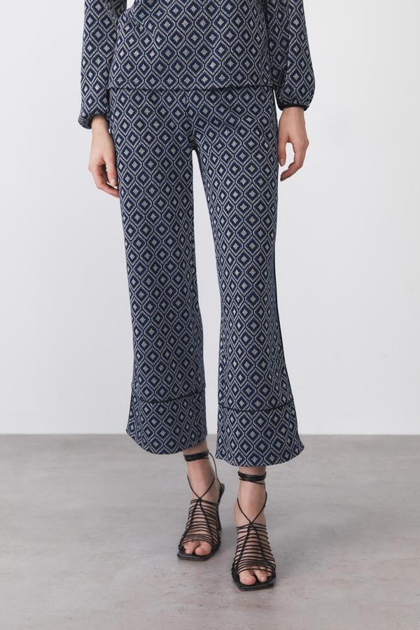 Con un precioso estampado de rombos en tonos azulados y plateados con brillo, estos pantalones de diseño flare con perneras ligeramente acampanadas en el bajo podemos comprarlos por 23,99 euros. 
