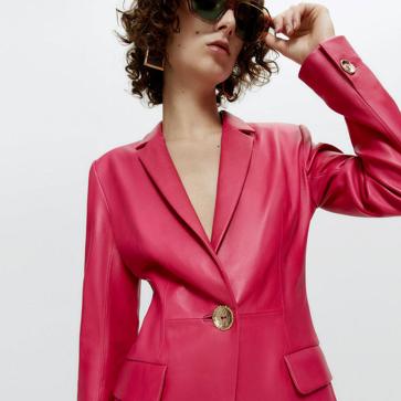 Imagen secundaria 1 - La nueva colección rosa de Uterqüe tiene las prendas más románticas: del favorecedor maxi vestido con manga abullonada a la chaqueta acolchada retro