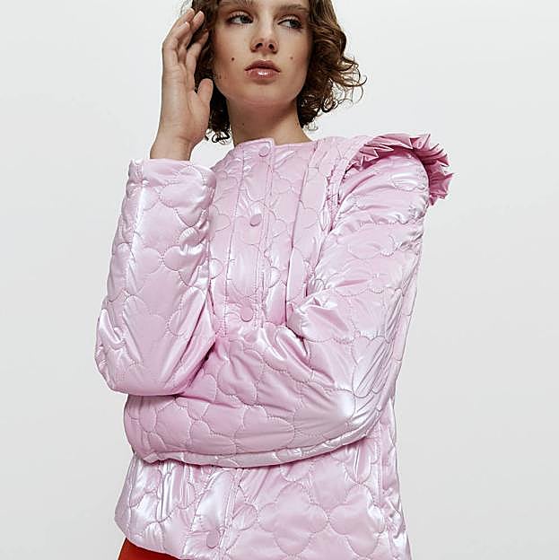 Imagen principal - La nueva colección rosa de Uterqüe tiene las prendas más románticas: del favorecedor maxi vestido con manga abullonada a la chaqueta acolchada retro