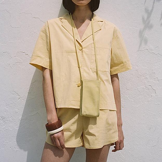 Aurora es un portamóvil de piel de vacuno