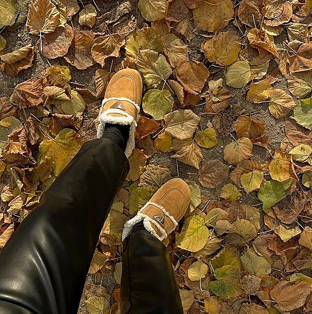 Imagen principal - Los zapatos cómodos favoritos de las influencers son esta nueva versión de los zuecos tendencia mucho más calentita y cómoda que ya ha llegado a Zara