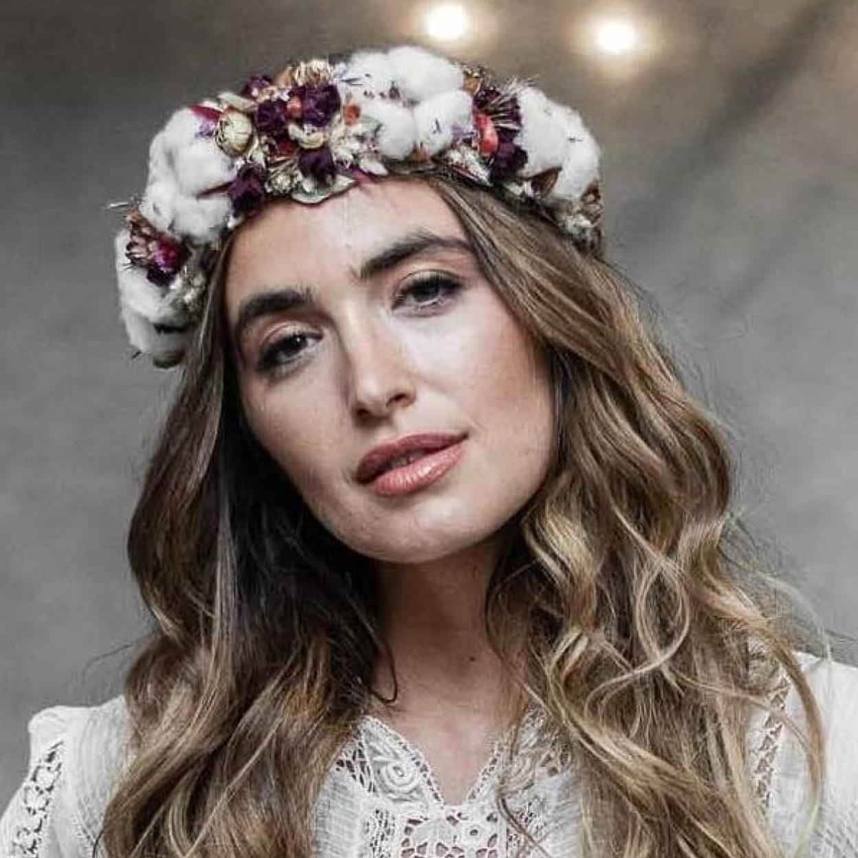 Pincha en la foto para ver vestidos asequibles que parecen de alta costura para novias minimalistas, modernas, clásicas o glamurosas