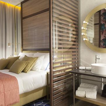 Imagen secundaria 1 - Las vistas al skyline madrileño del muy personal hotel de Cristiano Ronaldo.