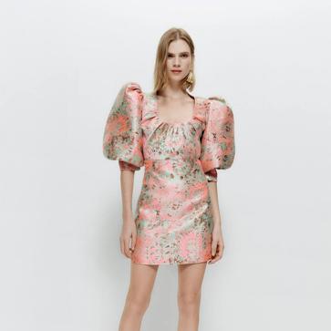 Imagen secundaria 1 - La nueva colección rosa de Uterqüe tiene las prendas más románticas: del favorecedor maxi vestido con manga abullonada a la chaqueta acolchada retro