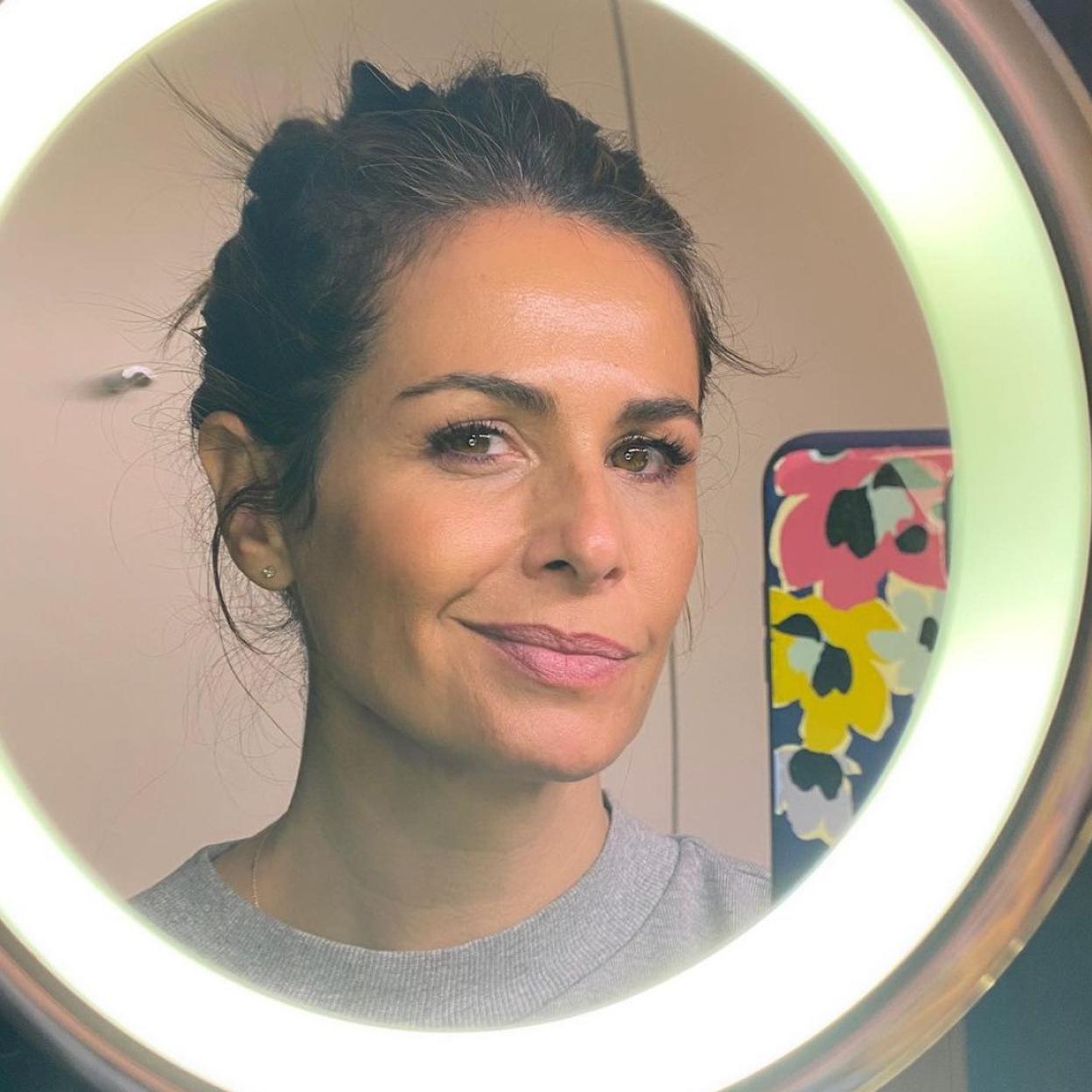 Pincha en la imagen para descubrir qué cremas hidratantes de farmacia utilizan las famosas.