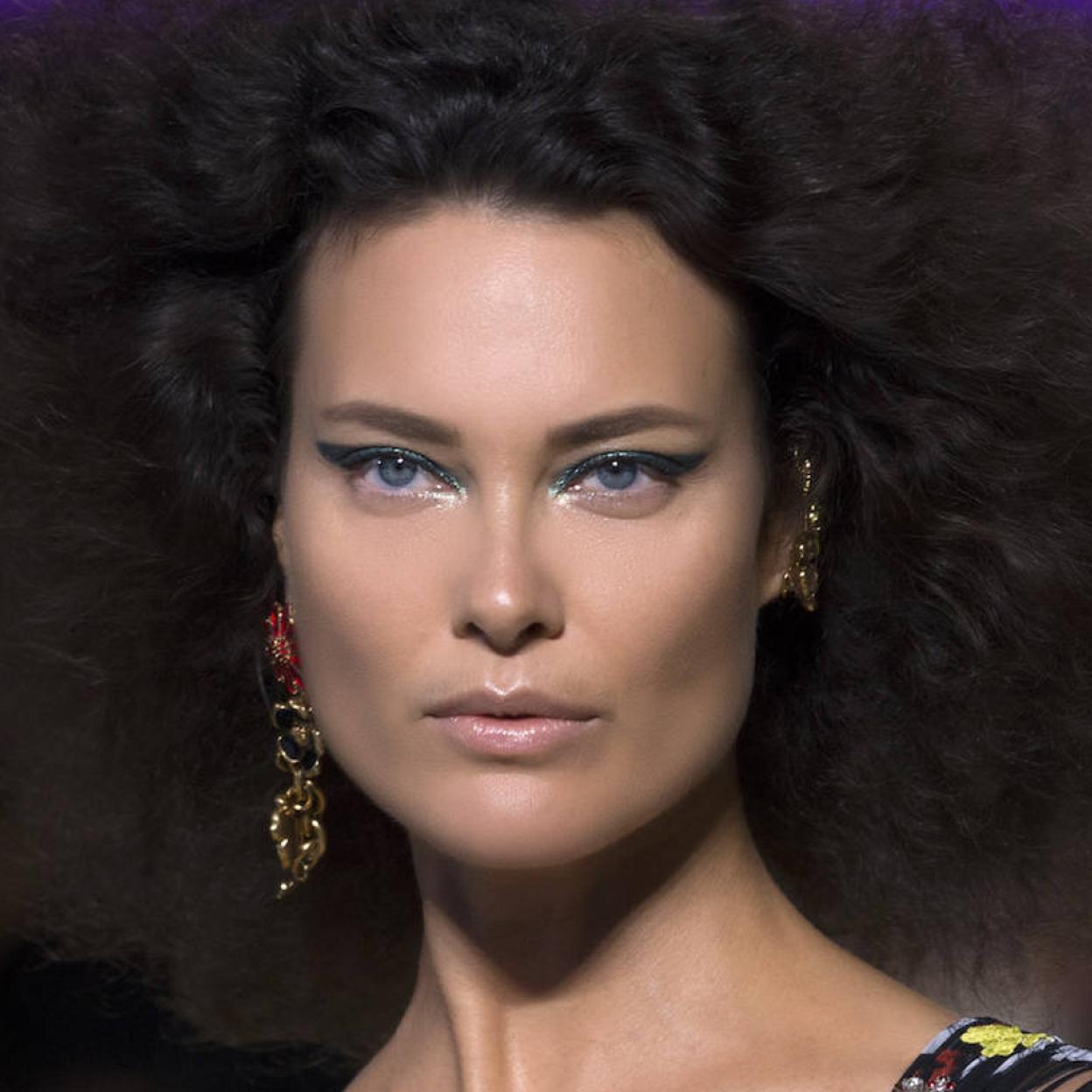 Pincha en la foto para ver los maquillajes con brillo y a todo color que nos encantan para despedir 2021