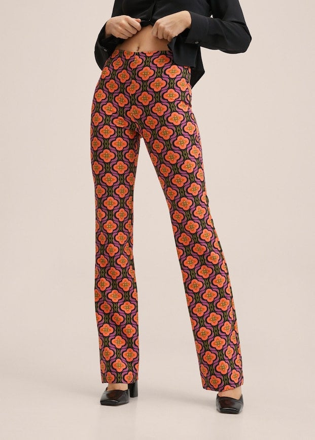 Estampado retro con motivos florales para este pantalón en naranja, berenjena y caqui que viene con cintura elástica y es de diseño recto. Tiene un precio de 39,99 euros y solo se puede comprar en la web de la firma.