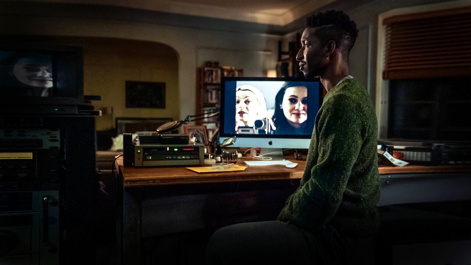 Archivo 81 narra la historia de Dan Turner (Mamoudou Athie), un archivista que acepta el encargo de restaurar una colección de cintas de vídeo de 1994. Mientras reconstruye la obra de la documentalista Melody Pendras (Dina Shihabi), Dan se va sumergiendo en la investigación que esta llevó a cabo sobre una peligrosa secta en el bloque de pisos Visser. A medida que la temporada avanza por esas dos líneas temporales, la obsesión de Dan por averiguar qué le ocurrió a Melody va aumentando poco a poco. Hasta que se produce una misteriosa conexión entre ambos personajes y Dan cree que puede salvar a Melody del aterrador final que sufrió 25 años atrás. Archivo 81, una historia original basada libremente en el popular pódcast ‘Archive 81’, es una serie de terror sobrenatural que tiene como productores ejecutivos a la showrunner Rebecca Sonnenshine (The Boys, Crónicas vampíricas); a James Wan y Michael Clear, de Atomic Monster (la franquicia de Expediente Warren, Maligno); Rebecca Thomas (Stranger Things, Limetown), Antoine Douaihy (Panic, The Good Cop) y Paul Harris Boardman (Líbranos del mal).