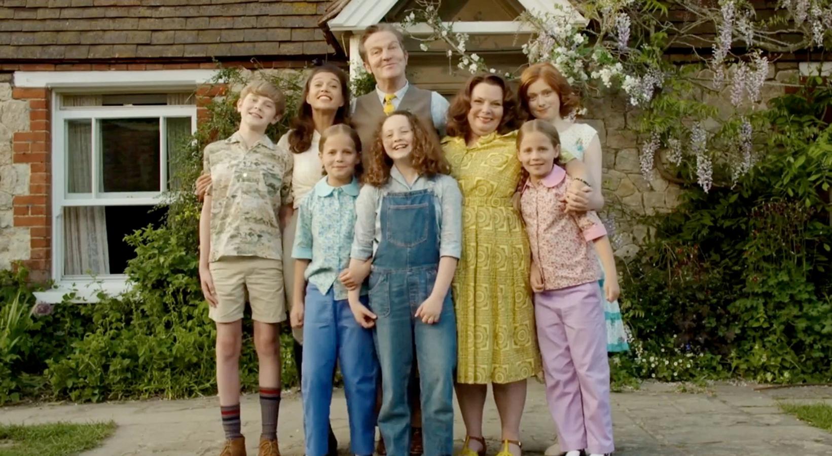 Adaptación de la novela de H.E Bates, muy querida entre el público inglés. El guionista de 'Los Durrell' Simon Nye se encarga de la adaptación de esta historia situada en los años cincuenta en un pequeño pueblo de la campiña inglesa, Kent. Allí viven Los Larkin, una familia de clase trabajadora liderada por los simpatíquisimos y bonachones Pop y Ma Larkin. Juntos, deben sacar adelante a una familia de seis hijos, algo nada fácil en la época en la que viven. Pero su insobornable entusiasmo y ganas de ayudar a todo aquel que lo necesite les convierte en un faro de esperanza siempre que las cosas se ponen algo feas. Y es que, con todo tipo de argucias y triquiñuelas, esta astuta y amable familia conseguirá que en su pueblo se viva como en ninguno.