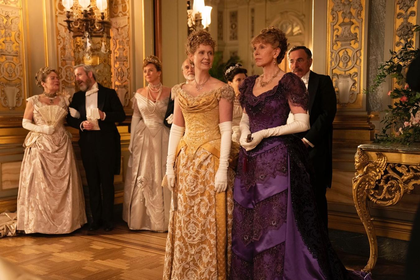 Julian Fellowes ('Downton Abbey') es el creador de este drama de época de nueve capítulos que tiene en el reparto a actores como Carrie Coon, Morgen Spector, Louisa Jacobson, Cynthia Nixon y Christine Baranski. La historia arranca en 1882 con la mudanza de la joven Marian Brook de la zona rural de Pensilvania a la ciudad de Nueva York después de la muerte de su padre para vivir con sus tías adineradas. Acompañada por una aspirante a escritora que busca un nuevo comienzo, Marian se ve envuelta de forma inesperada en una guerra social entre una de sus tías, hija de la vieja riqueza, y sus vecinos tremendamente ricos, un magnate ferroviario despiadado y su ambiciosa esposa. Expuesta a un mundo al borde de la Edad moderna, ¿Marian seguirá las reglas ya establecidas por la sociedad o forjará su propio camino?