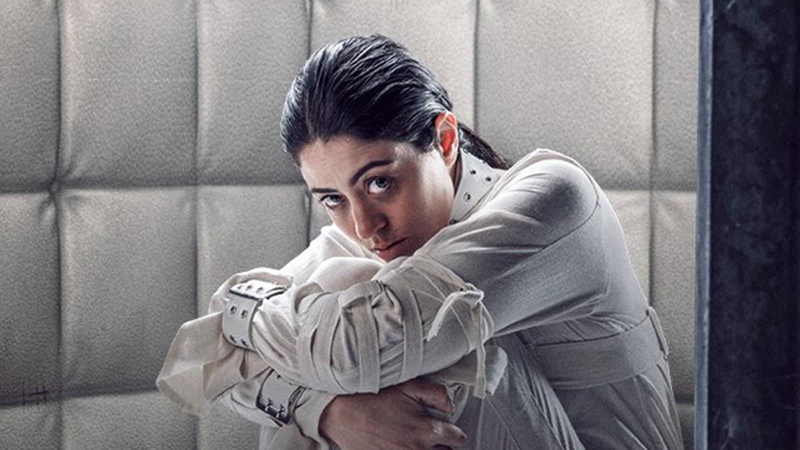 Serie brasileña sobre una policía científica que entra en un misterioso psiquiátrico tras sufrir un trauma familiar. Allí, su mente se adentra en la locura mientras investiga la verdadera razón por la que la encerraron y destapa una conspiración.