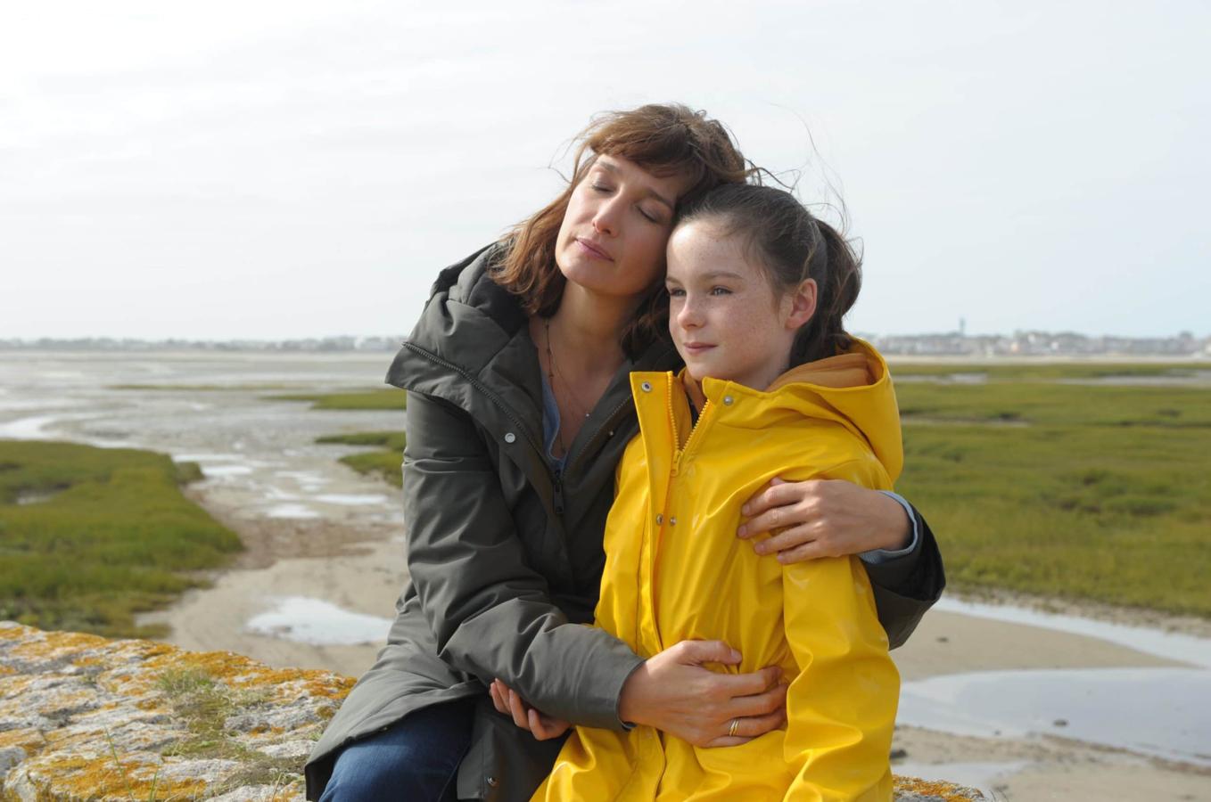 Adaptación de la premiada serie japonesa 'Mother', 'Saving Lisa' cuenta la historia de Rose, una profesora sustituta que se da cuenta de que una de sus alumnas, Lisa, de 8 años, es víctima de abusos infantiles. Rose decide secuestrar a la menor para salvarla y huye a casa de su propia madre adoptiva, mientras es perseguida por la policía y se enfrenta a las heridas del pasado.