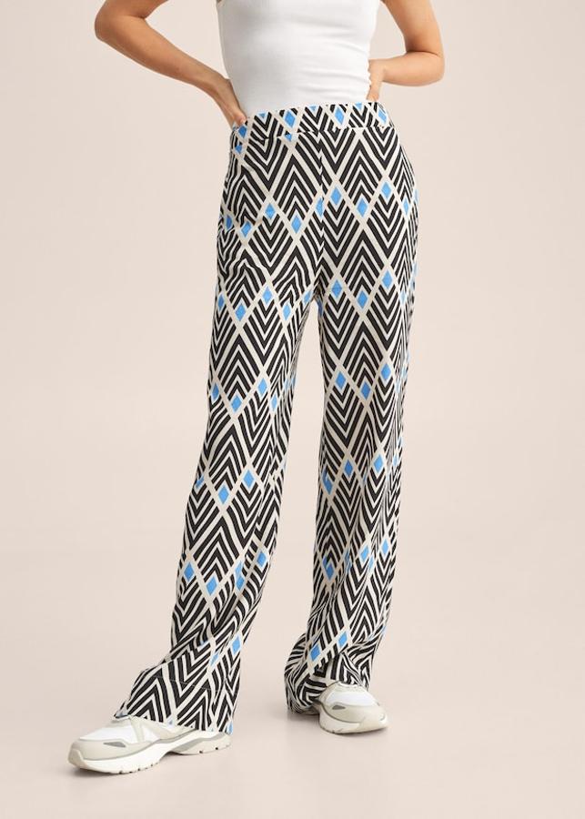 En tejido fluido y con estampado geométrico en negro y azul celeste, este pantalón de perneras amplias y tiro alto viene con cintura elástica y cuesta 29,99 euros. Solo se puede comprar en la tienda online. 