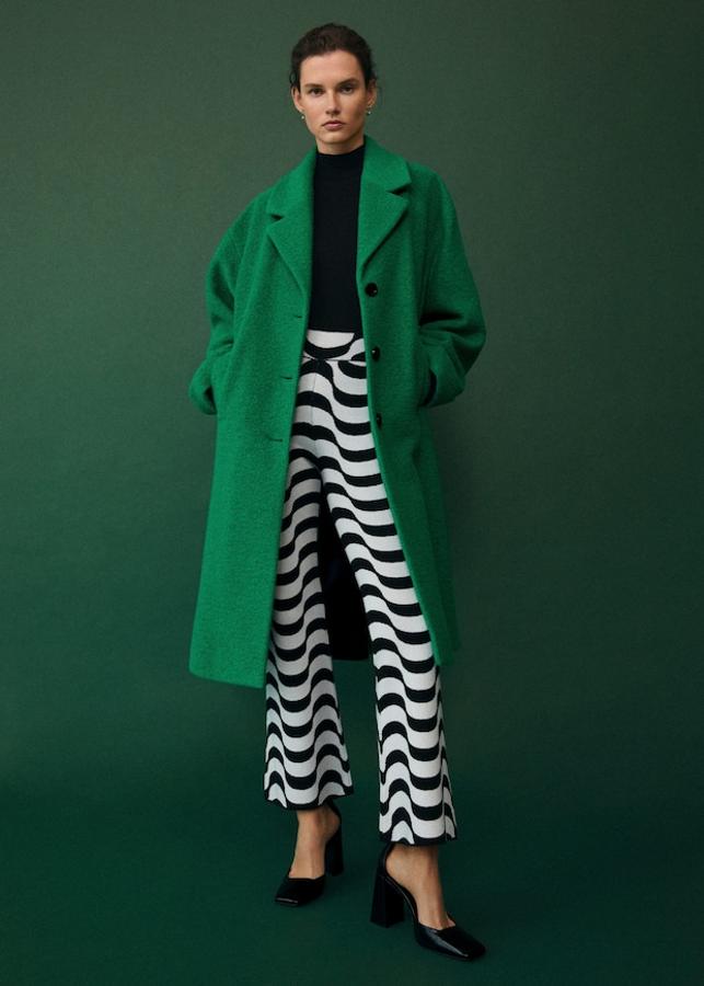 Confeccionado en punto en tejido elástico, con estampado de ondas en blanco y negro y diseño acampanado, este pantalón de tiro alto con cintura elástica tiene un precio de 39,99 euros. 