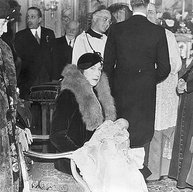 La madrina de su bautizo fue la reina Victoria Eugenia.