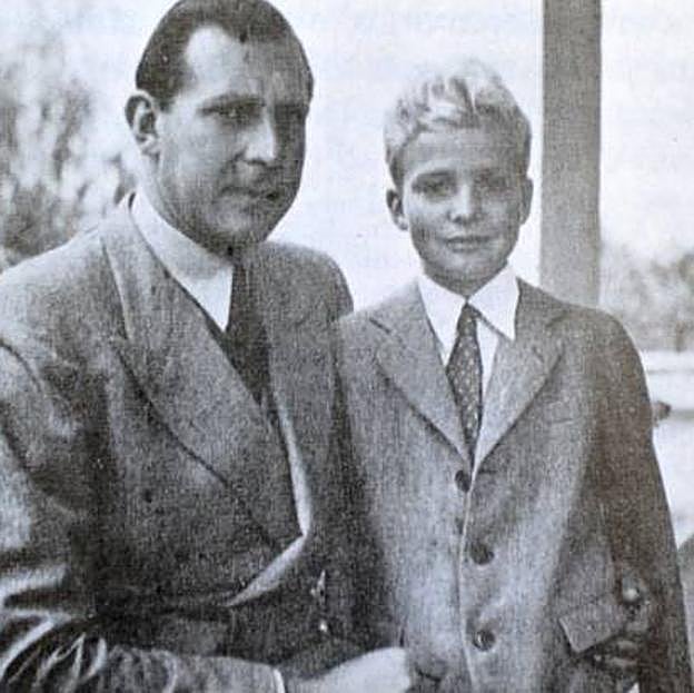 Don Juan con su hijo el acual rey emérito Juan Carlos I.