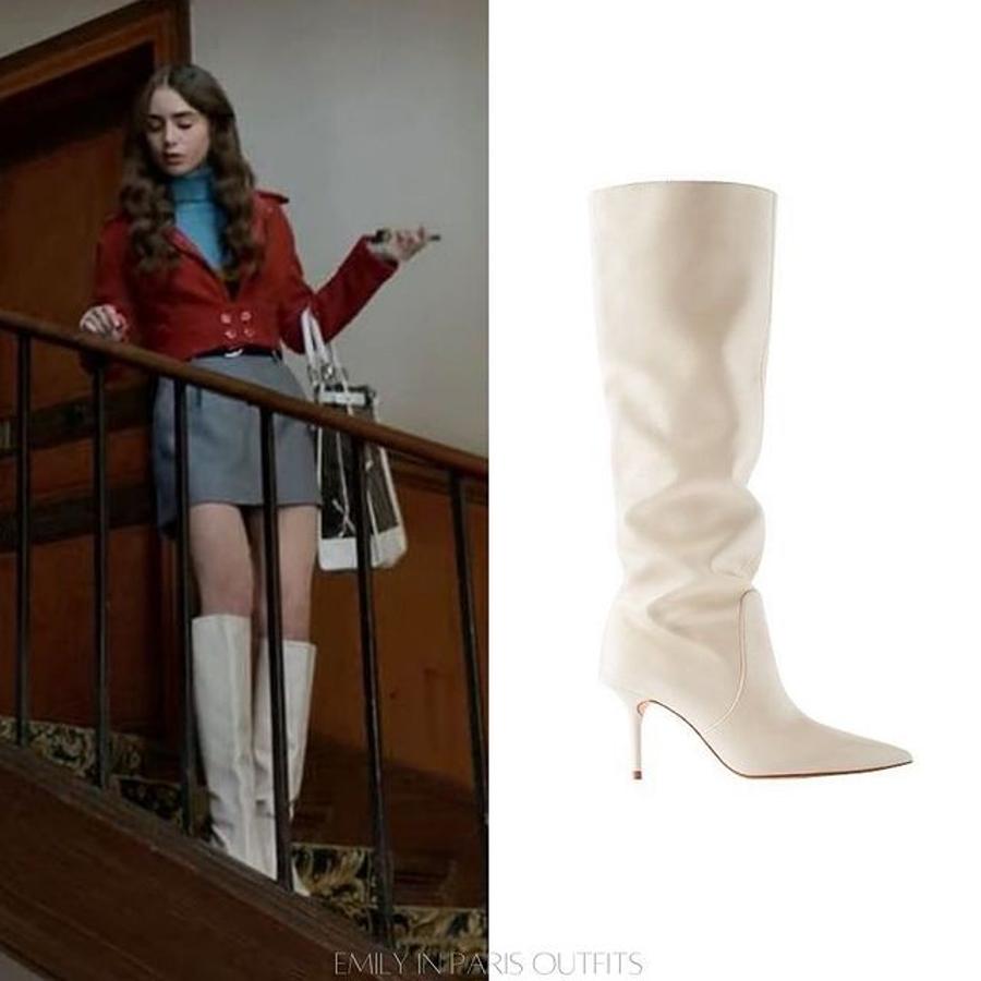 Botas altas blancas de tacón fino.