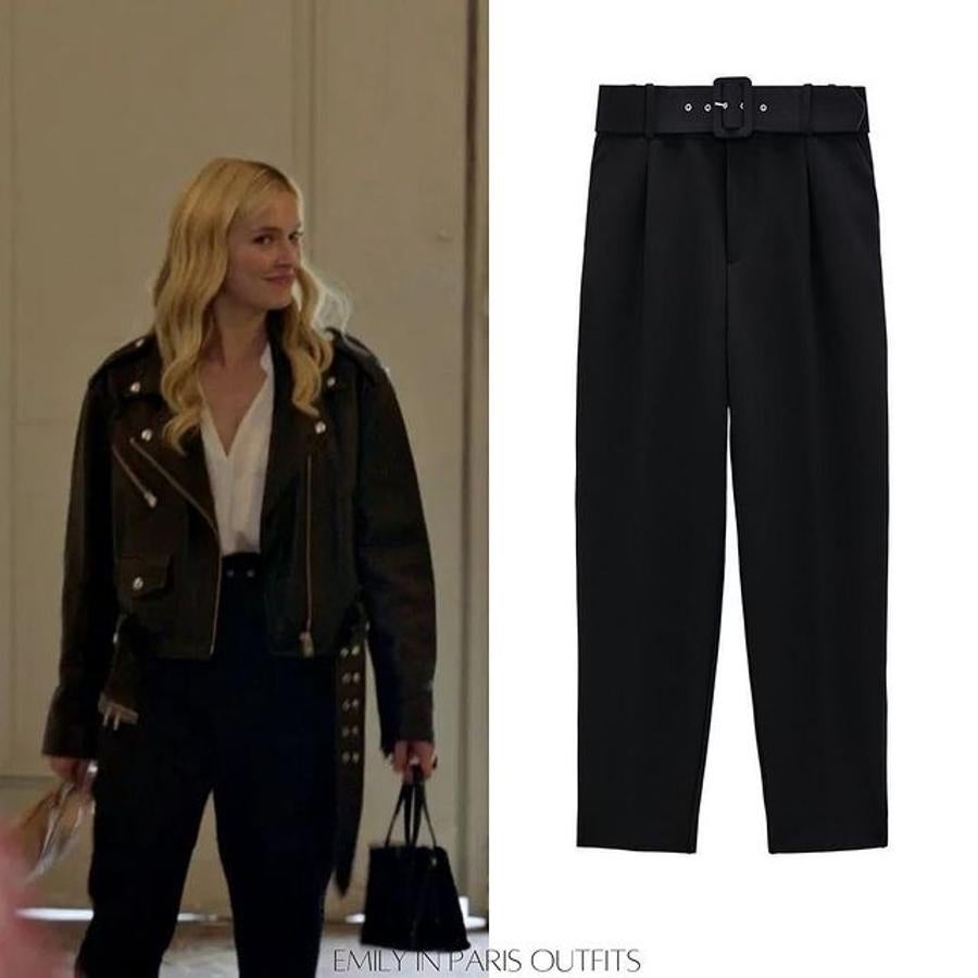 Pantalones negros de pinzas, talle alto y cinturón.