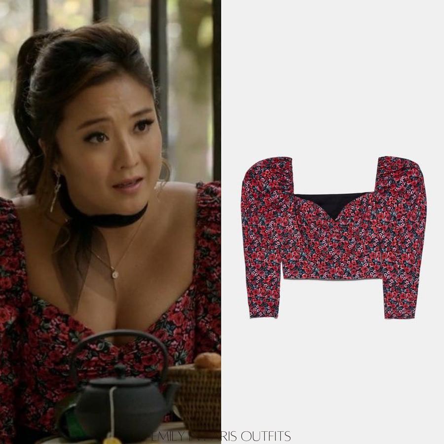 Top cropped con estampado de flores y escote corazón.