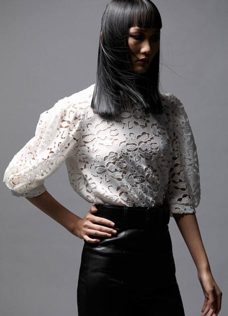 Imagen - La blusa está disponible en blanco y en negro