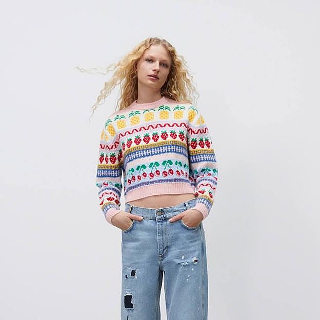 Imagen principal - Los jerséis de frutas más dulces, divertidos y bonitos que solucionan tus looks de este invierno