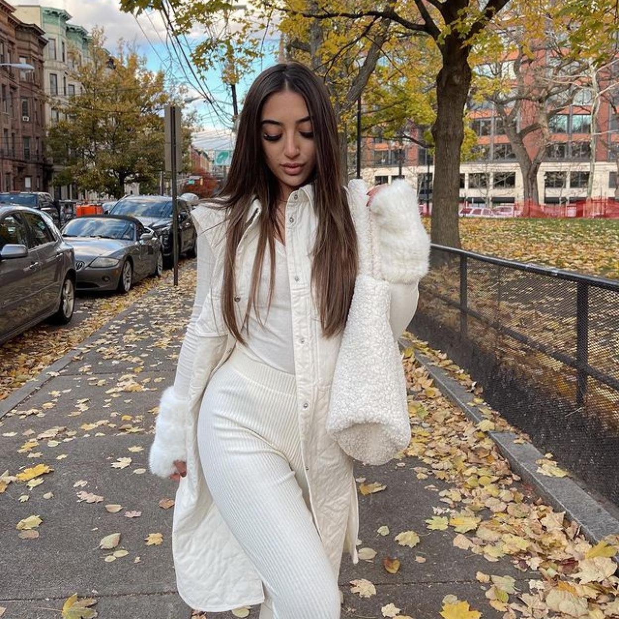 Chaleco acolchado con bolso a juego: el look baratísimo de H&M con el que triunfar seguro