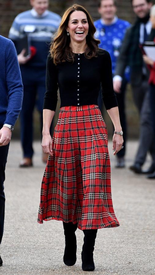 Kate tiene un estilo innegablemente británico y ha ido refinándolo con los años. Con este estampado tartán combinado con un cárdigan abotonado, combinados con unas botas altas, volvió a dar en la diana. Una mezcla de desenfado y tradición.