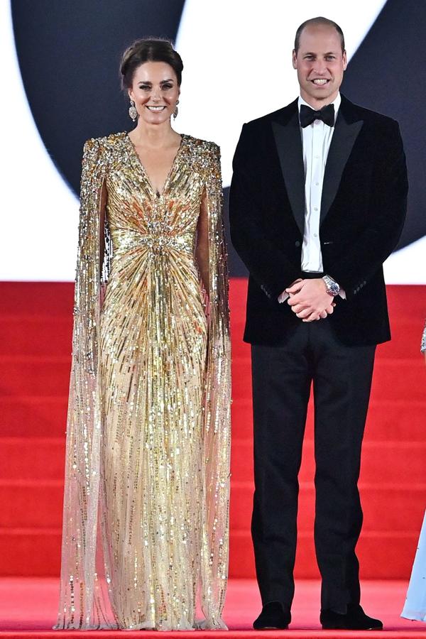 Este otoño, Kate ha optado por uno de los looks más llamativos y glamourosos de los que ha lucido en los últimos años. Acudió al estreno de la última entrega de James Bond con este diseño de Jenny Packham, combinado con unos tacones de aguja. 