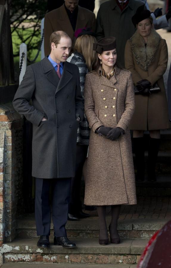 Cita navideña en Sandrigham. Sus abrigos suelen ser de corte clásico y largos, para protegerse del frío a la salida de la misa de Navidad. Para esta ocasión escogió un sombrero redondo con lazo. 