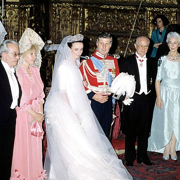 Los padrinos de la boda fueron, el padre de la novia, Fernando de Solís-Beaumont y Atienza, y la madrina, Cayetana Fitz-James Stuart, XVIII duquesa de Alba.