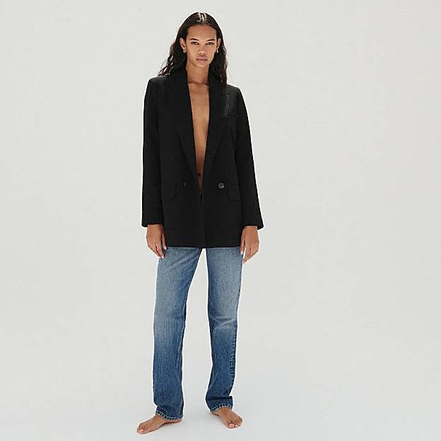 La blazer tiene un diseño fluido que le aporta mucho movimiento