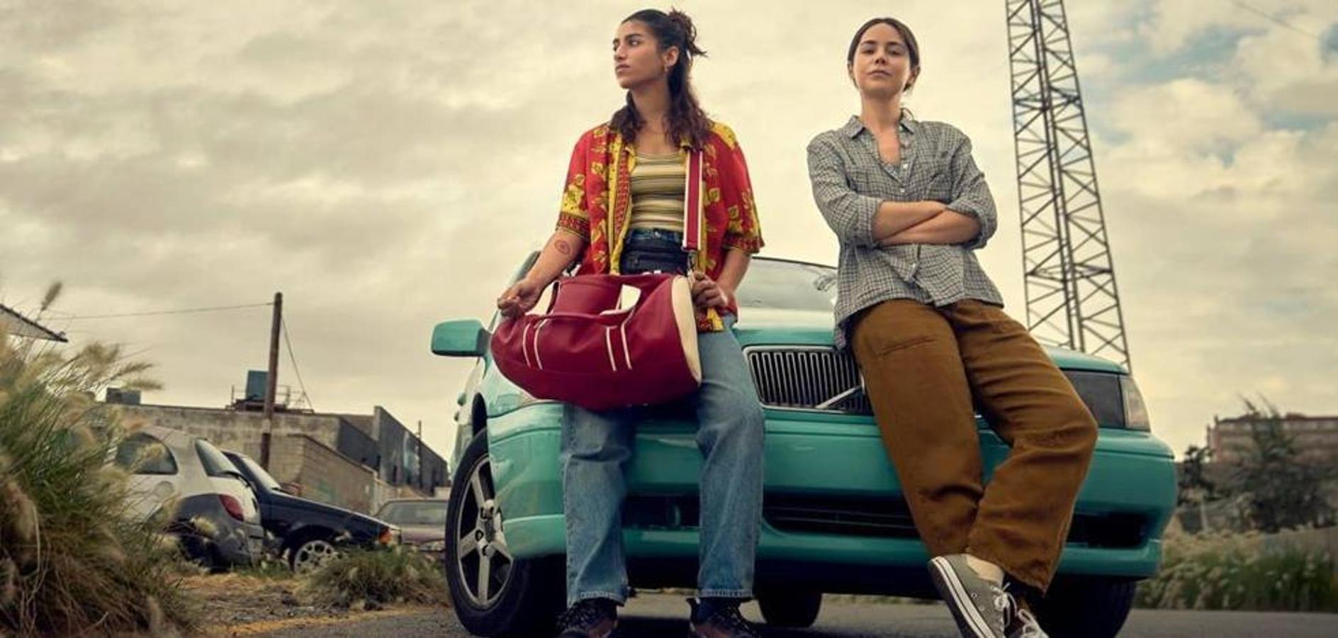 Thriller y comedia se dan la mano en esta ficción española de Amazon Prime Video protagonizada por Carolina Yuste y Camila Sodi. Las jóvenes actrices darán vida a Desi y Cata, dos desempleadas que reciben el encargo de limpiar una mansión en la que encuentran el cadáver de una mujer. Aún así siguen adelante con su trabajo, y lo dejan todo limpio, por lo que se convierten en las perfectas culpables. Algo que provocará que las persigan la policía, unos sicarios rusos y una familia de millonarios. 