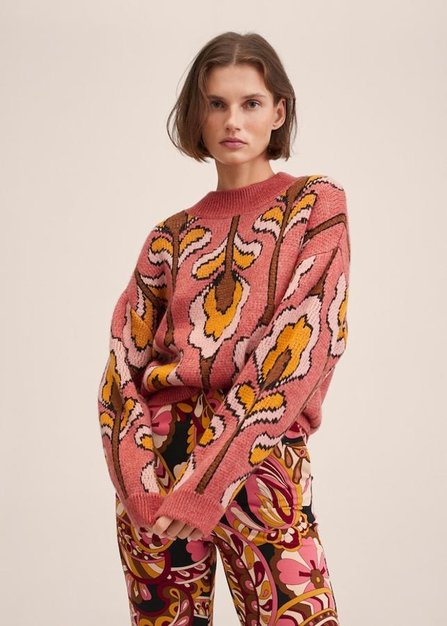 Motivos florales en mostaza y marrón para este jersey de Mango en punto jacquard de mango en color rosa que es de diseño recto, tiene cuello redondo y tiene un precio de 39,99 euros.