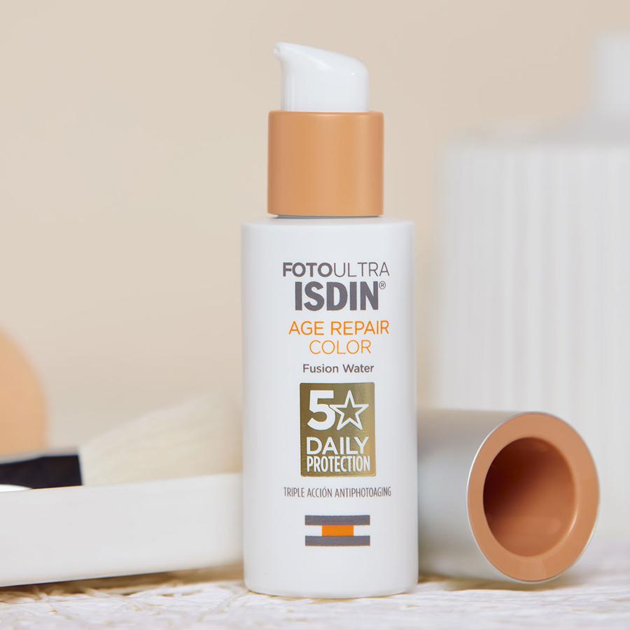 Esta base de maquillaje es más bien un protector facial con color. Su cobertura ligera, con SPF50, proporciona un acabado natural que se modula con el tono de la piel mientras que protege del daño solar y de la polución, además de revertir los signos visibles de la edad. (22,30 euros)