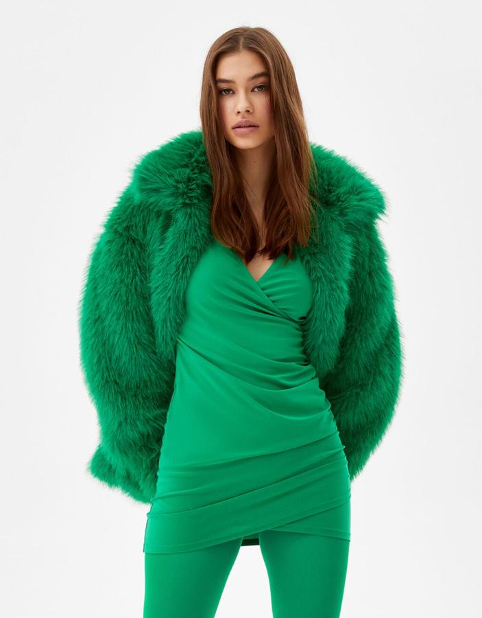 Confeccionado en poliéster reciclado, este bonito vestido verde de Bershka de diseño corto, con escote cruzado y cuello clásico cuesta actualmente 19,99 euros. 