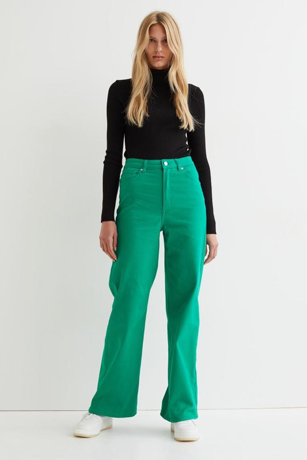 Confeccionado en sarga de algodón elástica, estos pantalones largos verdes de H&m son de talle alto y tienen perneras amplias rectas. Podemos comprarlos ahora por 14,99 euros. 