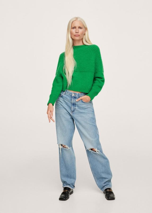 En punto combinado con textura y diseño cropped recto, este jersey verde de Mango con cuello redondo y terminaciones de canalé tiene un precio de 29,99 euros. 