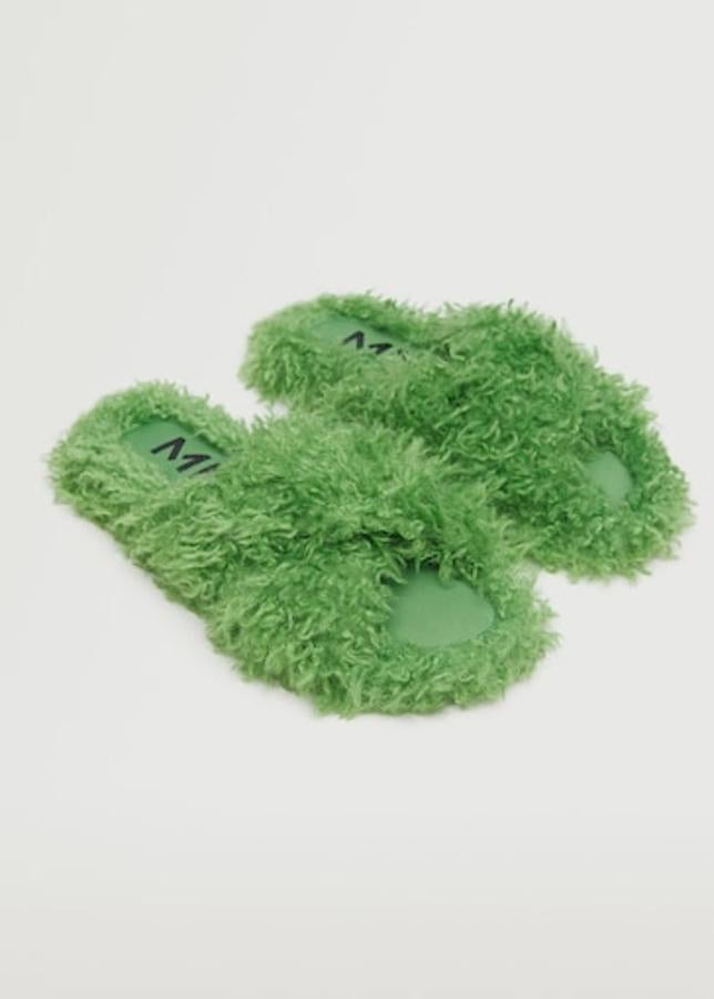 Estas divertidas sandalias en efecto pelo y color verde acaban de llegar al catálogo de Mango y queremos hacerles ya un hueco en nuestro armario. De diseño destalonado cruzado y punta redonda, tienen un precio de 29,99 euros. 