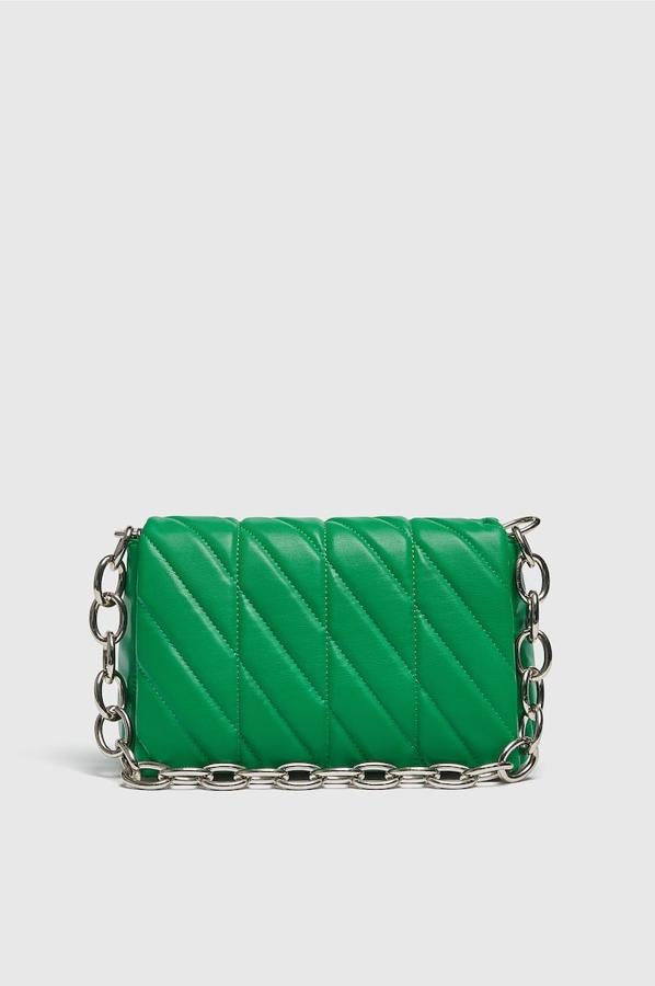 El verde también ha llegado a los accesorios y en Pull&Bear hemos encontrado este bonito bolso de hombro con cuerpo acolchado y asa de hombro con cadena gruesa plateada. Cuesta 25,99 euros. 