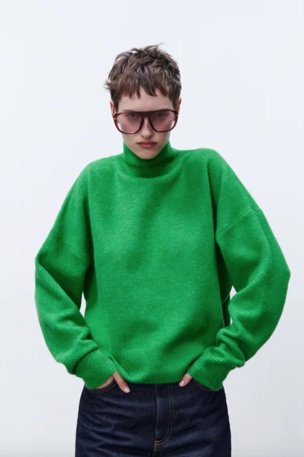 Cuello perkins y mangas largas para este jersey de punto verde de Zara de diseño holgado que podemos comprarlo por 25,95 euros. 