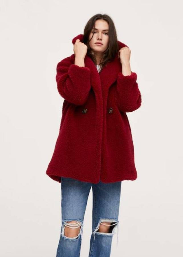 Abrigo de pelo granate (de 79,99 a 59,99 euros).