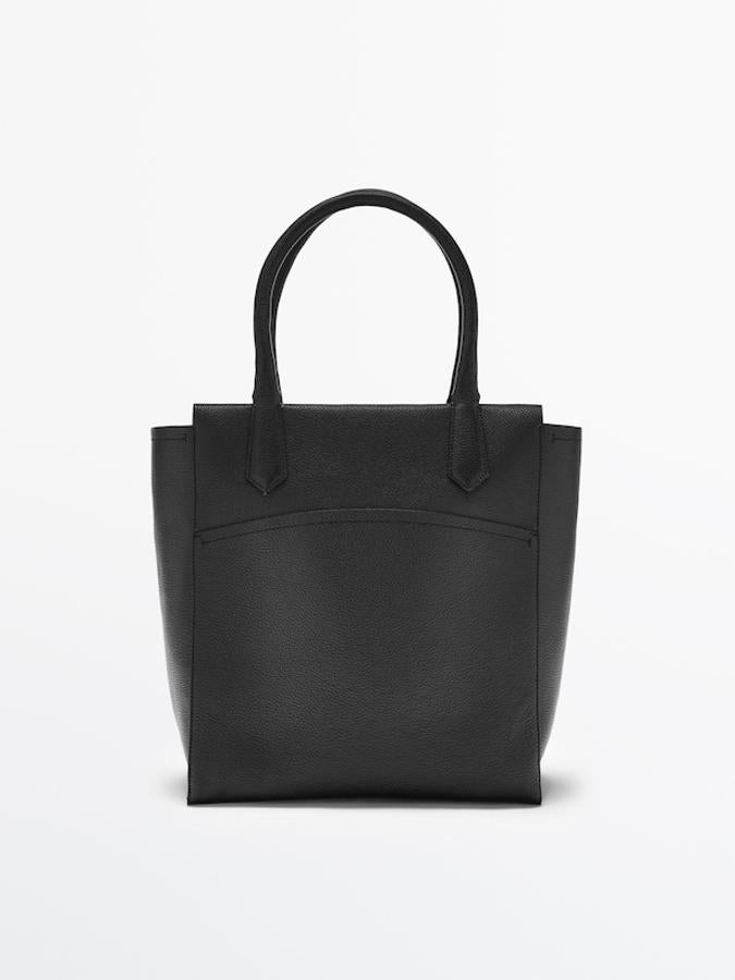 Con dos asas de hombro y bolsillo exterior, este bolso shopper de Massimo Dutti en piel abatanada bovina podemos comprarlo ahora por 129 euros. 