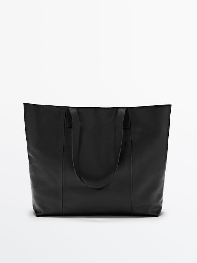 En formato shopper, con un bolsillo interior, dos correas de hombro y confeccionado en piel ovina, este bolso negro de Massimo Dutti tienen un precio de 129 euros. 