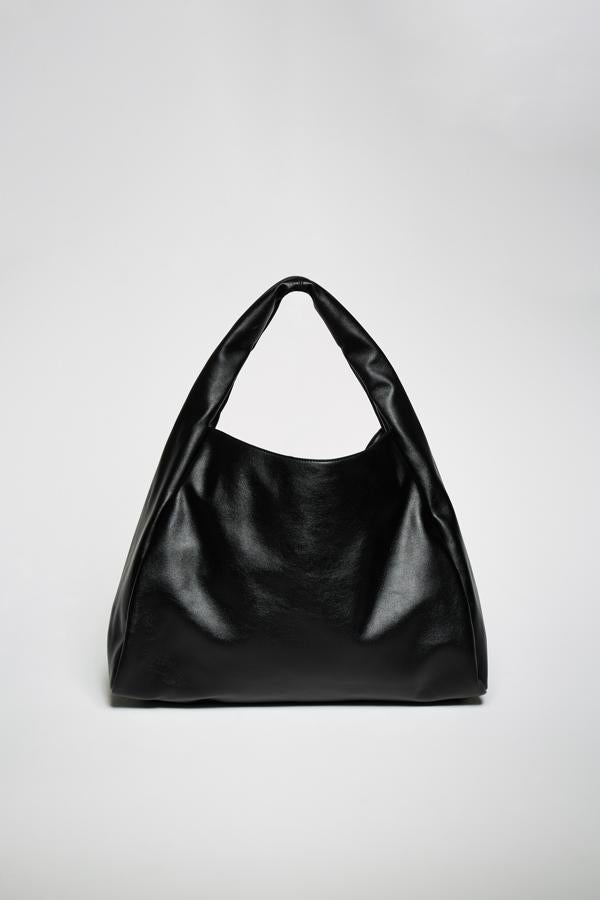 Formato saco para este bolso negro que podemos encontrar en Sfera y viene con asa de hombro con detalle fruncido y cierre de imán por un precio de 19,99 euros. 