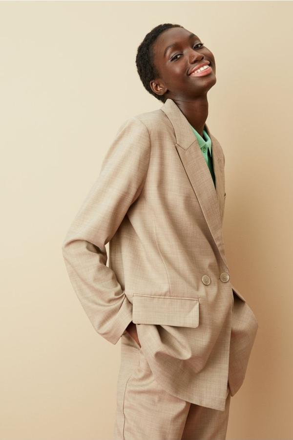 Diseño oversize para esta bonita americana en color beige que viene con doble botonadura, solapas finas de pico, dos bolsillos laterales de solapa y un bolsillo al bies en la pechera. Podemos comprarla por 39,99 euros. 