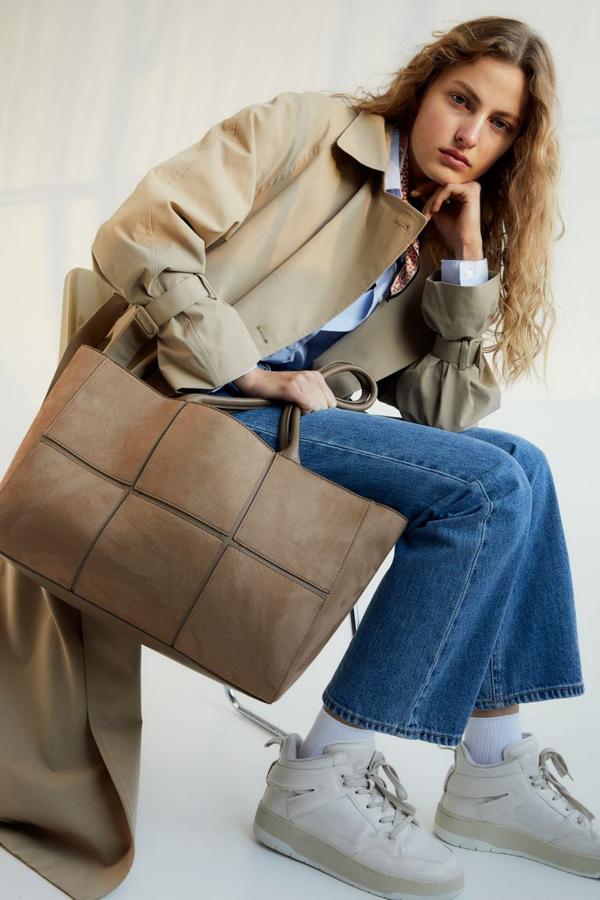 En color beige y confeccionado en piel sintética, este bolso shopper con dos asas de hombro y compartimento interior con cremallera cuesta 29,99 euros. 
