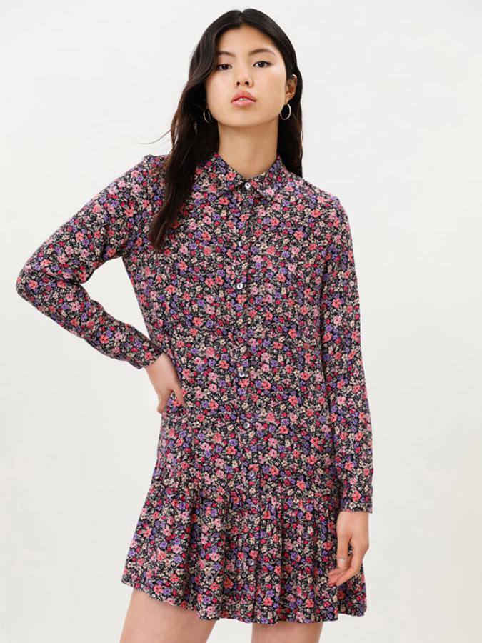 Estampado de flores mini en rosa y lila para este vestido camisero corto de Lefties con cuello camisero, bolsillos delanteros y volante en el bajo. Cuesta 12,99 euros. 